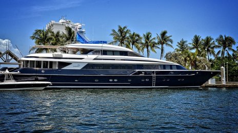 Пазарът на луксозни мегаяхти - по-малко продажби, повече наеми