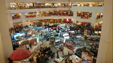 Продажбите на компютъри през март вдигнаха оборотите в търговията на дребно