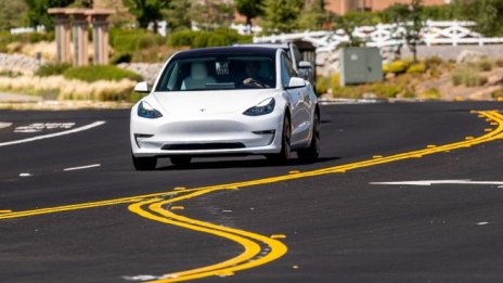 Акциите на Tesla поевтиняват с над 5% след туит на Мъск за сделката с Hertz