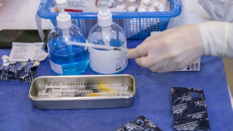 Бустерна доза на Pfizer намалява рязко риска от тежко преболедуване