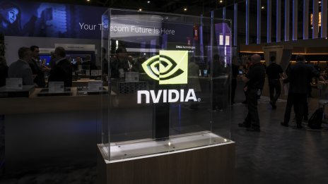 Цената на акциите на Nvidia се срина с 30%, докато разпродажбите удрят Великолепната седморка