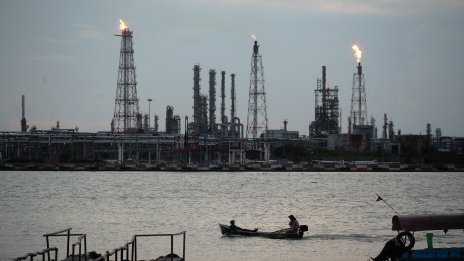 Цената на петрола спада под натиска на геополитическите рискове*