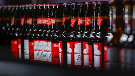 Най-големият пивовар в света записа по-добра от очакваното печалба