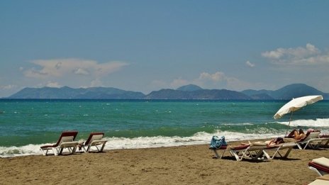 При проверка Министерството на туризма откри плажове с безплатни чадъри и шезлонги