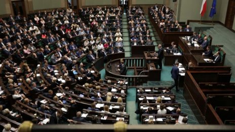 Полша намали заплатите на депутатите си с 20%