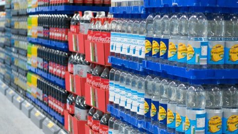 Сингапур готви първата в света забрана за реклама на подсладени напитки