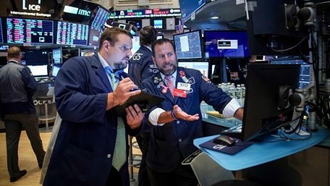 DOW напредва с над 240 пункта след туита на Тръмп*