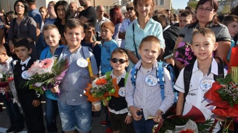 Стресът и бюрокрацията отказват младите учители от професията