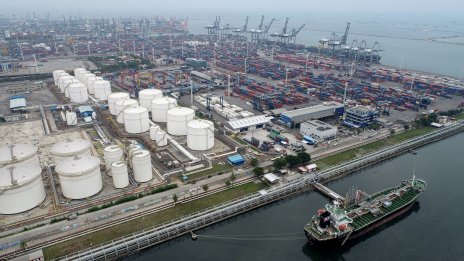 Петролните цени се насочват към най-големия си седмичен спад от почти година