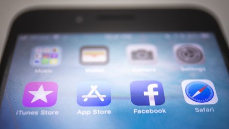 Apple срещу Facebook: Битката на титаните