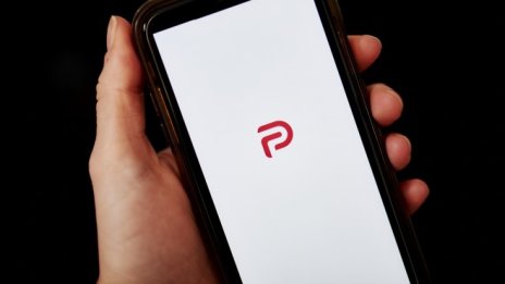 Социалната мрежа Parler се завърна онлайн