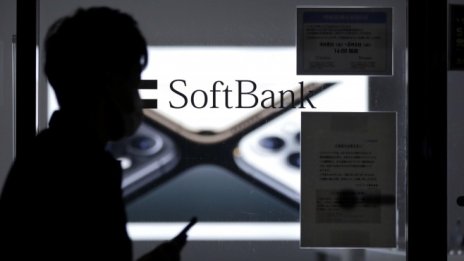 Акциите на SoftBank надминаха пика на цената си от дотком балона