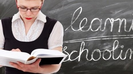 До 2021 г. средната учителска заплата ще е над 1500 лева