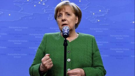 Баварските съюзници на Меркел предупредиха да спазва договорките за мигрантите