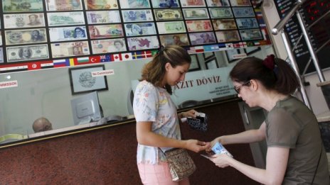 За четвърти пореден ден турската лира поевтиня до рекордно дъно