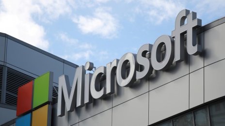Сатя Надела е продал една трета от акциите си в Microsoft