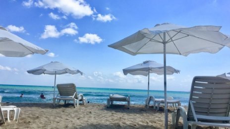 Ройтерс: Празните летни курорти в България се подготвят за тежко лято