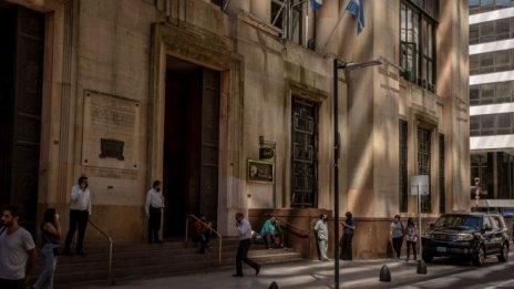 Аржентина получава нова програма за помощ от МВФ за милиарди долари