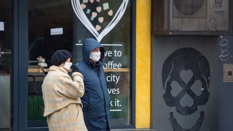 От април отпада задължителното носене на маски на закрито