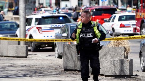 Ван се вряза в тълпа в Торонто, десетима са убити*