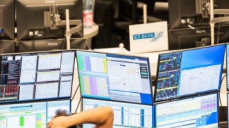 По-слабият ръст на заразените с коронавирус оцвети европейските борси в зелено