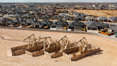 Петролът стартира деня с леко поскъпване 