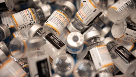 Pfizer очаква 54 млрд. долара приходи от продажбата на Covid ваксини и хапчета