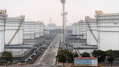 Китай се готви да използва огромните си запаси от петрол заради кризата с Иран