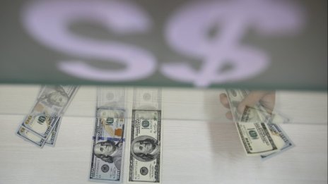 Разочароващите данни за БВП на САЩ прекъснаха поскъпването на долара