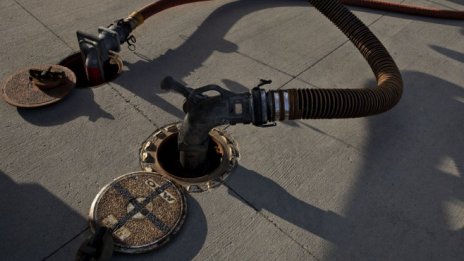 Петролът се насочва към първия си седмичен спад от декември*