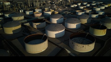 Петролът поскъпва след най-големия спад в запасите на САЩ за последните два месеца*