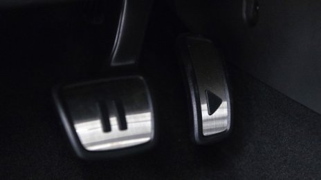 Фед все още държи крака си върху газта, вместо да натиска спирачката