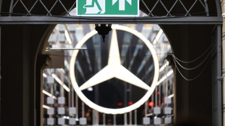 Печалбата на Mercedes се срина със 70% под натиска на проблемите в Китай и САЩ