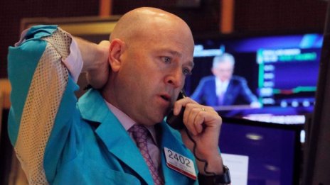 Dow изтри над 300 пункта след решението на Фед да свие основната лихва
