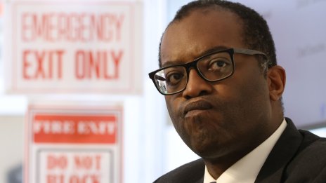 Британският финансов министър обвини централната банка за хаоса на пазарите