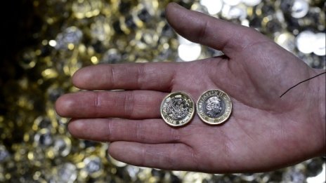 Старата британска монета от 1 паунд излиза от обращение