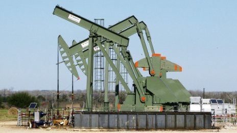Петролът започва седмицата с рязък скок нагоре