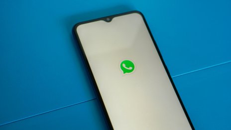 ЕС нареди на Meta да позволи на конкурентните AI чатботове да се върнат безплатно в WhatsApp