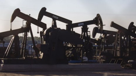 Петролът поевтинява заради коронавирусната катастрофа в Индия