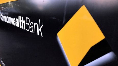 Австралия разследва най-голямата банка в страната за пране на пари