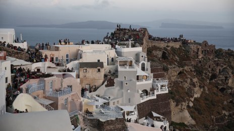 Седмицата на трусове показа опасностите от строителния бум на остров Санторини