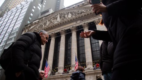 Amazon натежа на Nasdaq и го изпрати на червено*