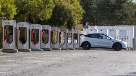 Tesla открива в Нидерландия зарядна мрежа за електромобили на други марки
