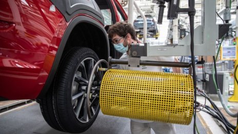 Доставките на Skoda се свиват, печалбата и приходите ѝ растат