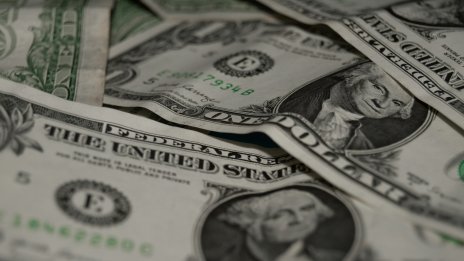 Доларът слиза от пиедестала с пропукването на доверието в САЩ