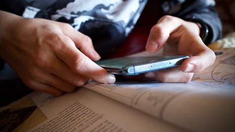 Очаква се през януари да влезе в сила забраната на мобилни телефони в училищата