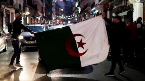 Алжирският президент отстъпи пред протестите 