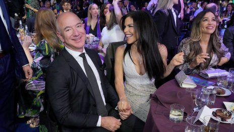 Джеф Безос продаде акции на Amazon за още 2 млрд. долара