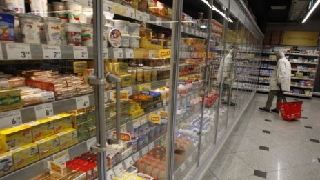 През юни търговията с храни и лекарства се свива, с горива се увеличава