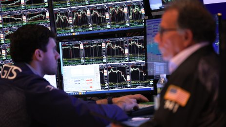 Цените на акциите продължават да се понижават в най-натоварения ден от сезона на отчетите